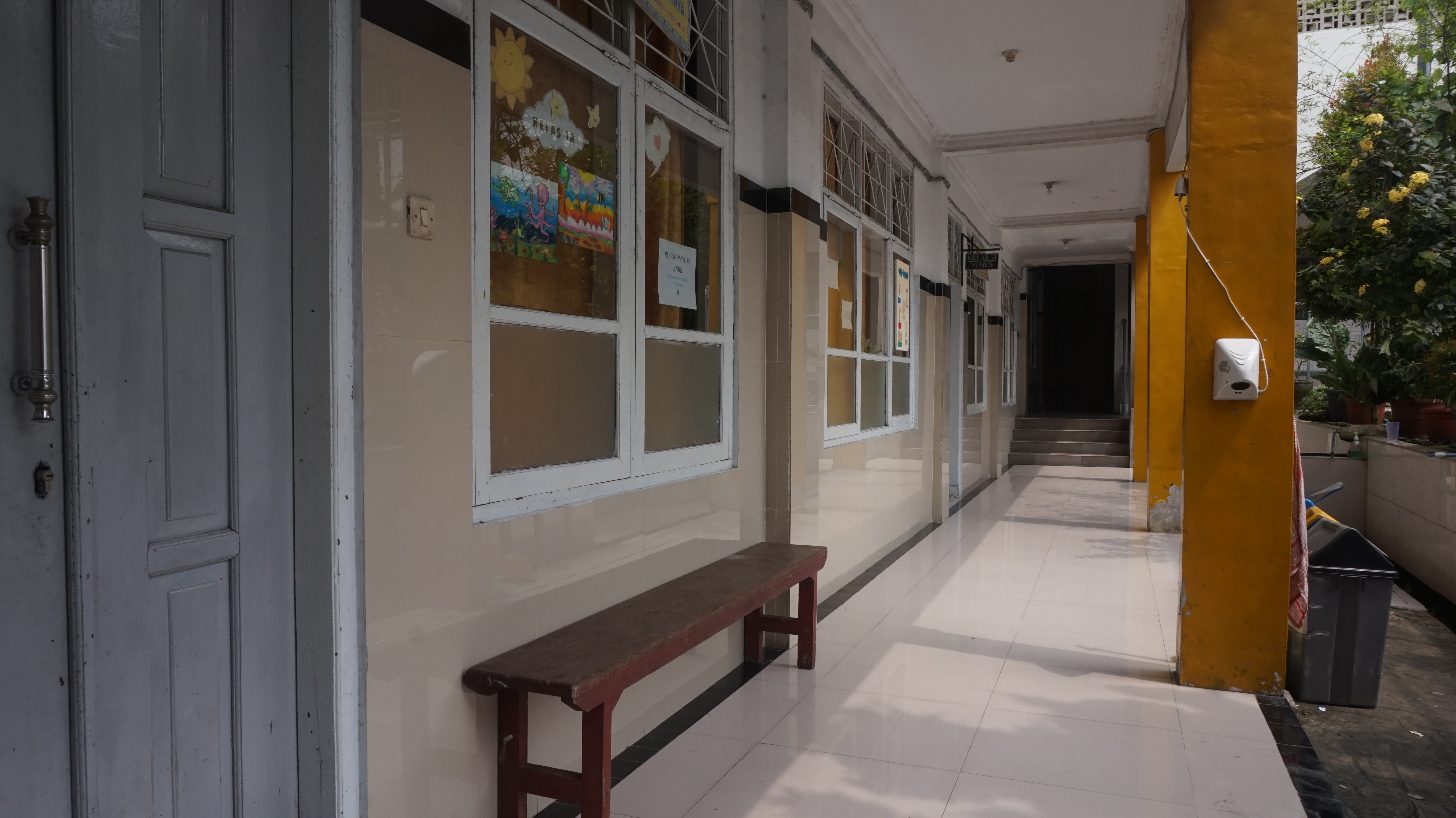 Selasar depan kelas 1