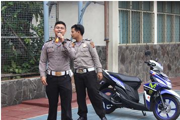 Pengarahan dari Bapak Polisi tentang pentingnya keselamatan berkendara