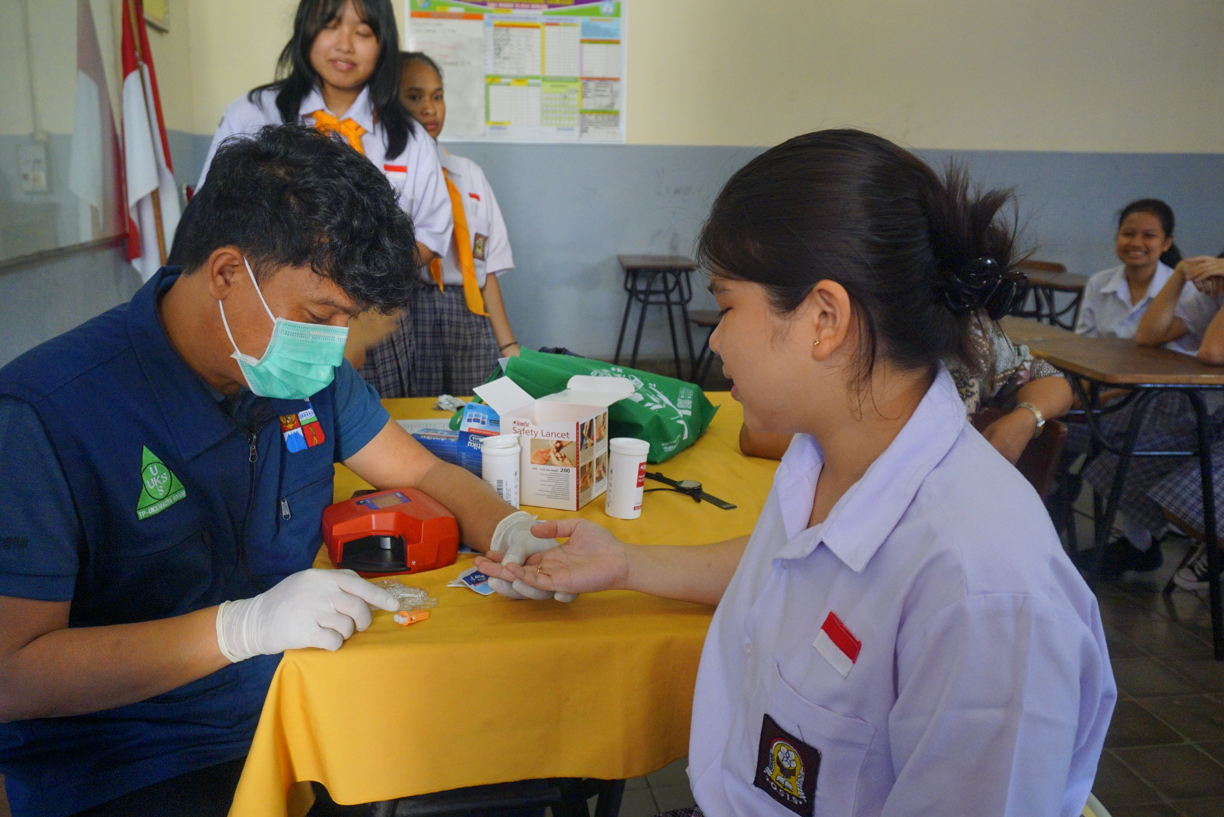 Pemeriksaan Cek Darah Oleh Petugas Puskesmas