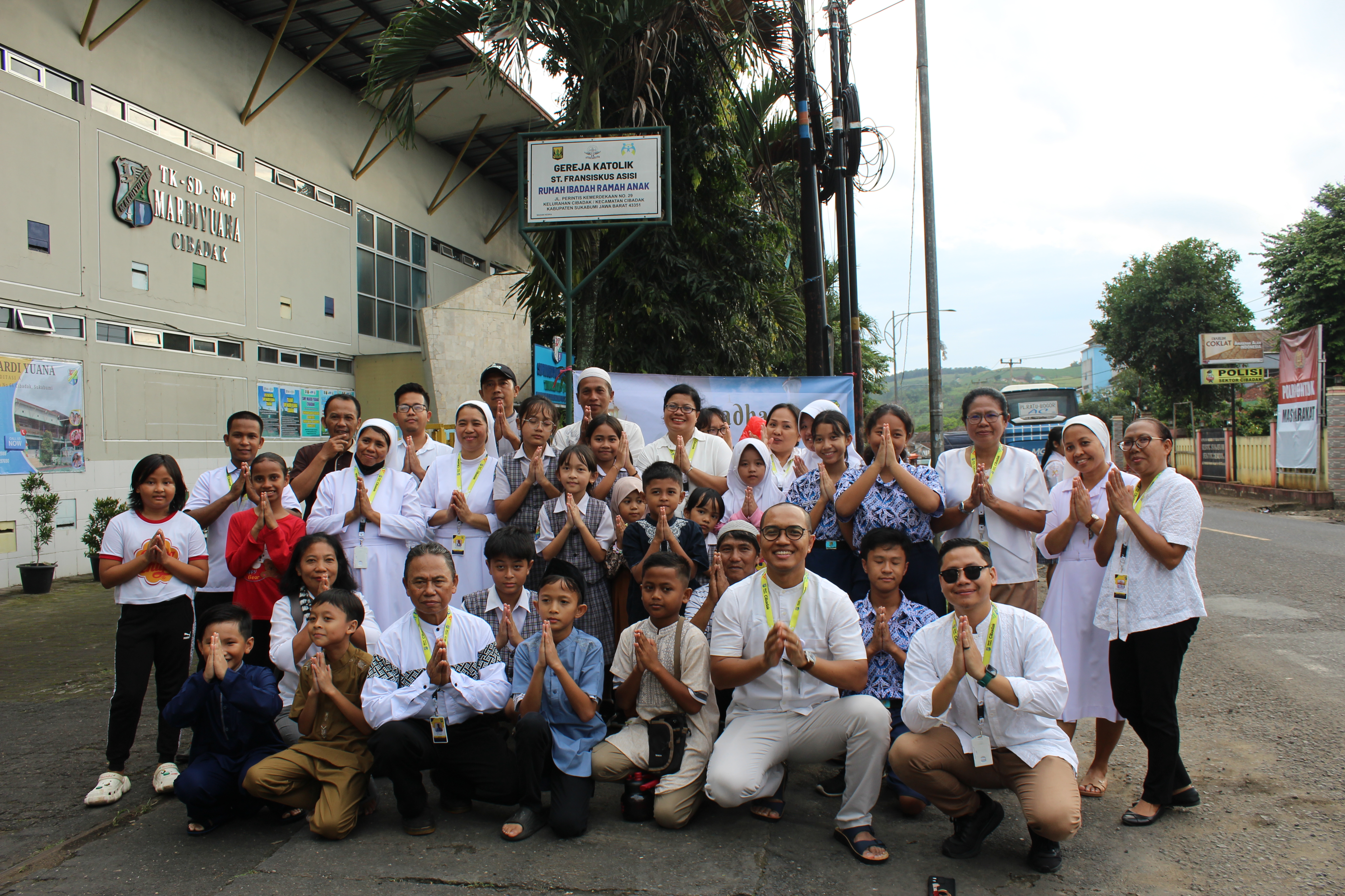 Foto Bersama Berbagi Takjil "Di lingkungan Sekolah"