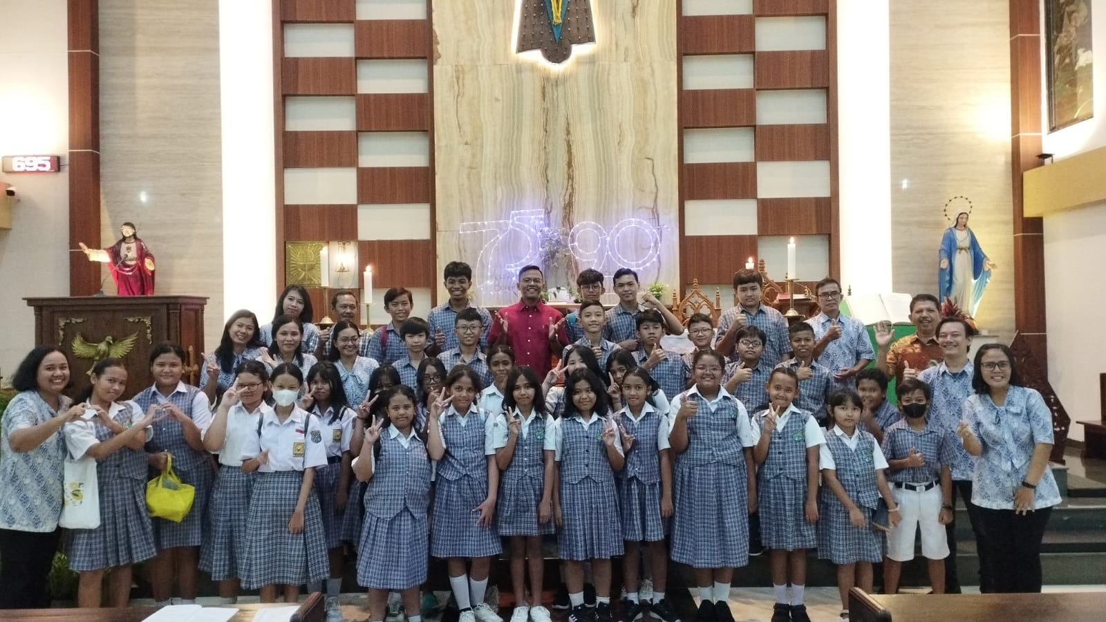 Petugas Koor Gabungan SD-SMP Mardi Yuana