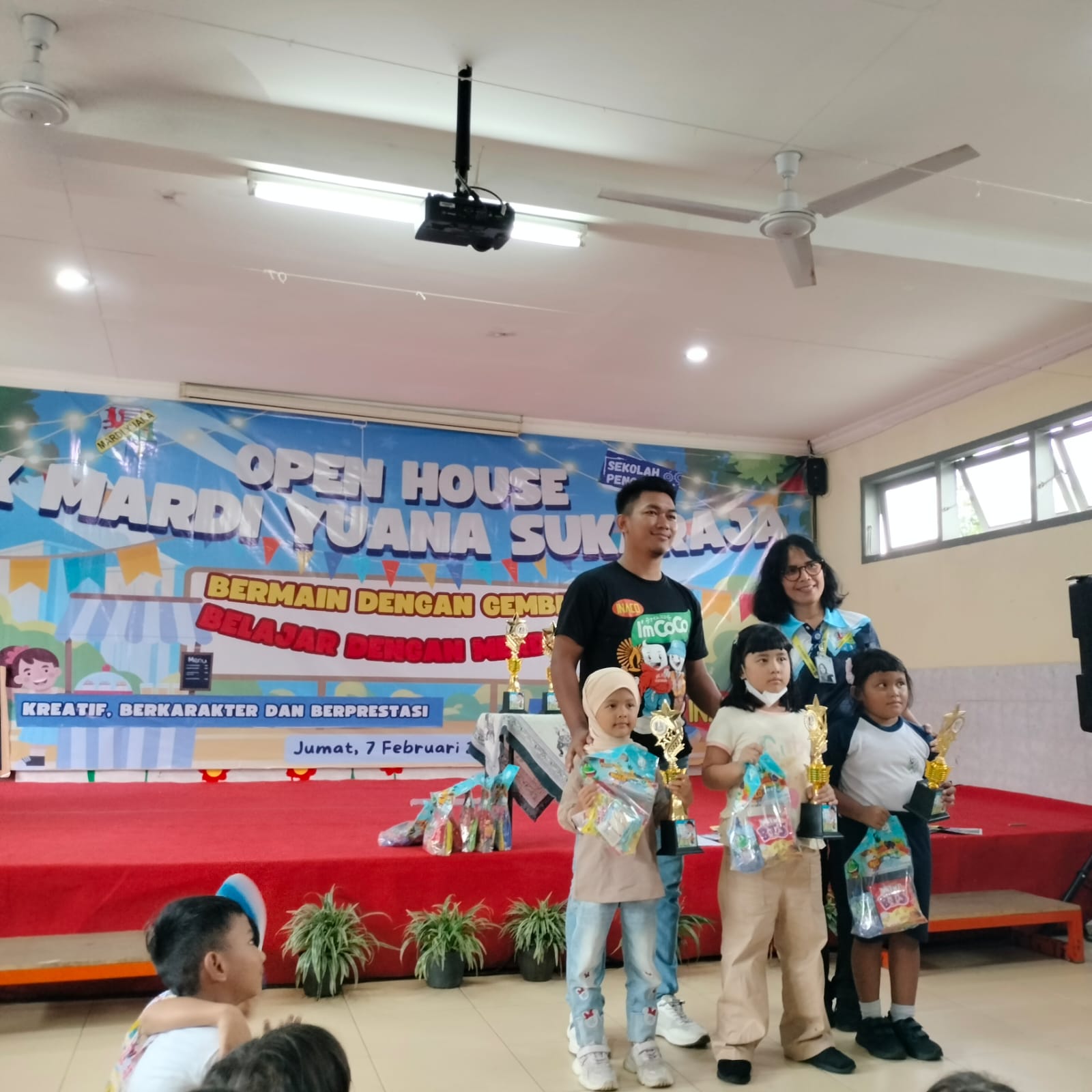 JUARA 1 MEWARNAI