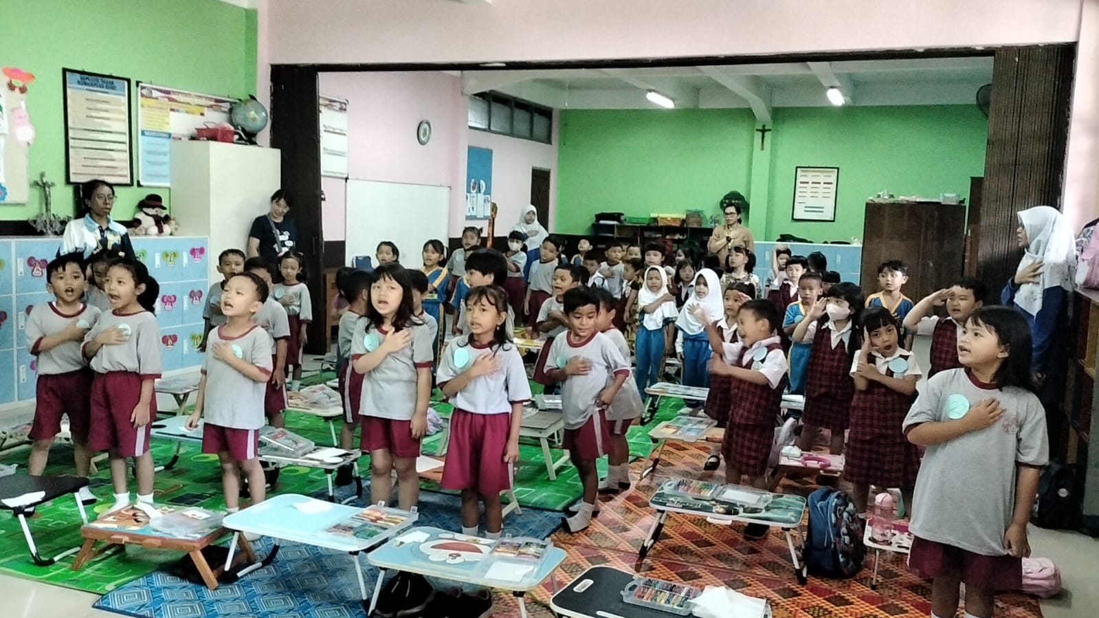 MENYANYIKAN LAGU "INDONESIA RAYA"