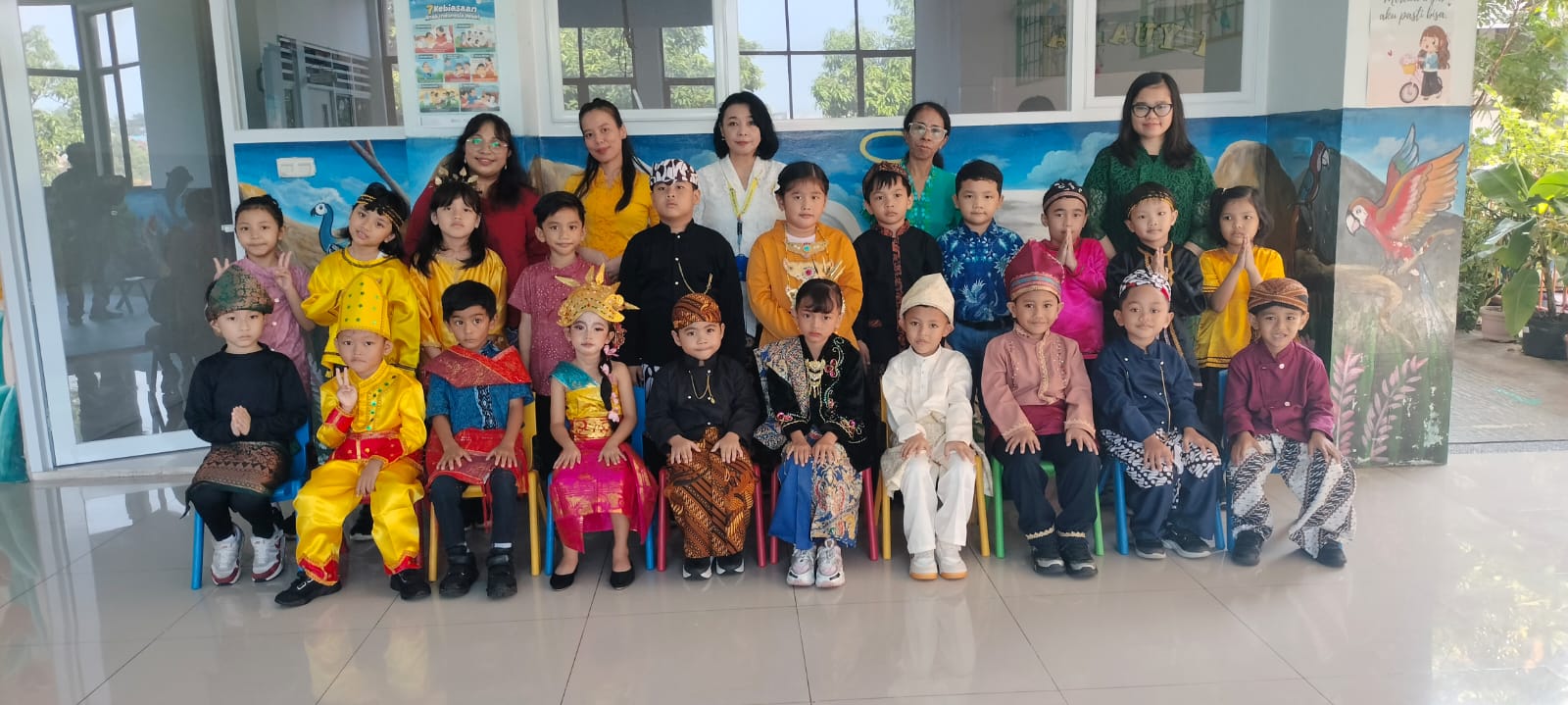 FOTO BERSAMA DENGAN BUSANA DAERAH UNTUK PERAYAAN HARI KARTINI