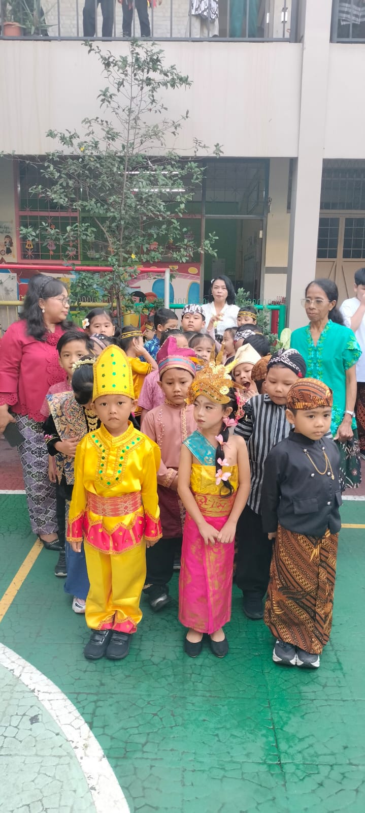 MENGIKUTI UPACARA BENDERA DI HARI KARTINI