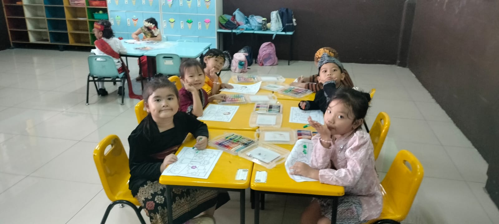 KEGIATAN KELOMPOK A (MEWARNAI) DI HARI KARTINI PART 3