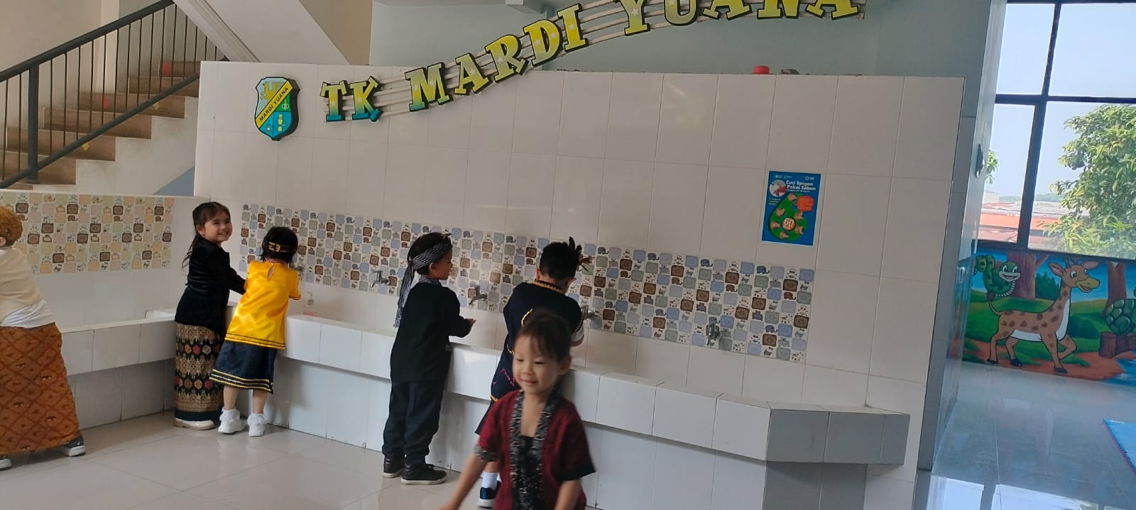 RUTINITAS MENCUCI TANGAN SEBELUM MAKAN