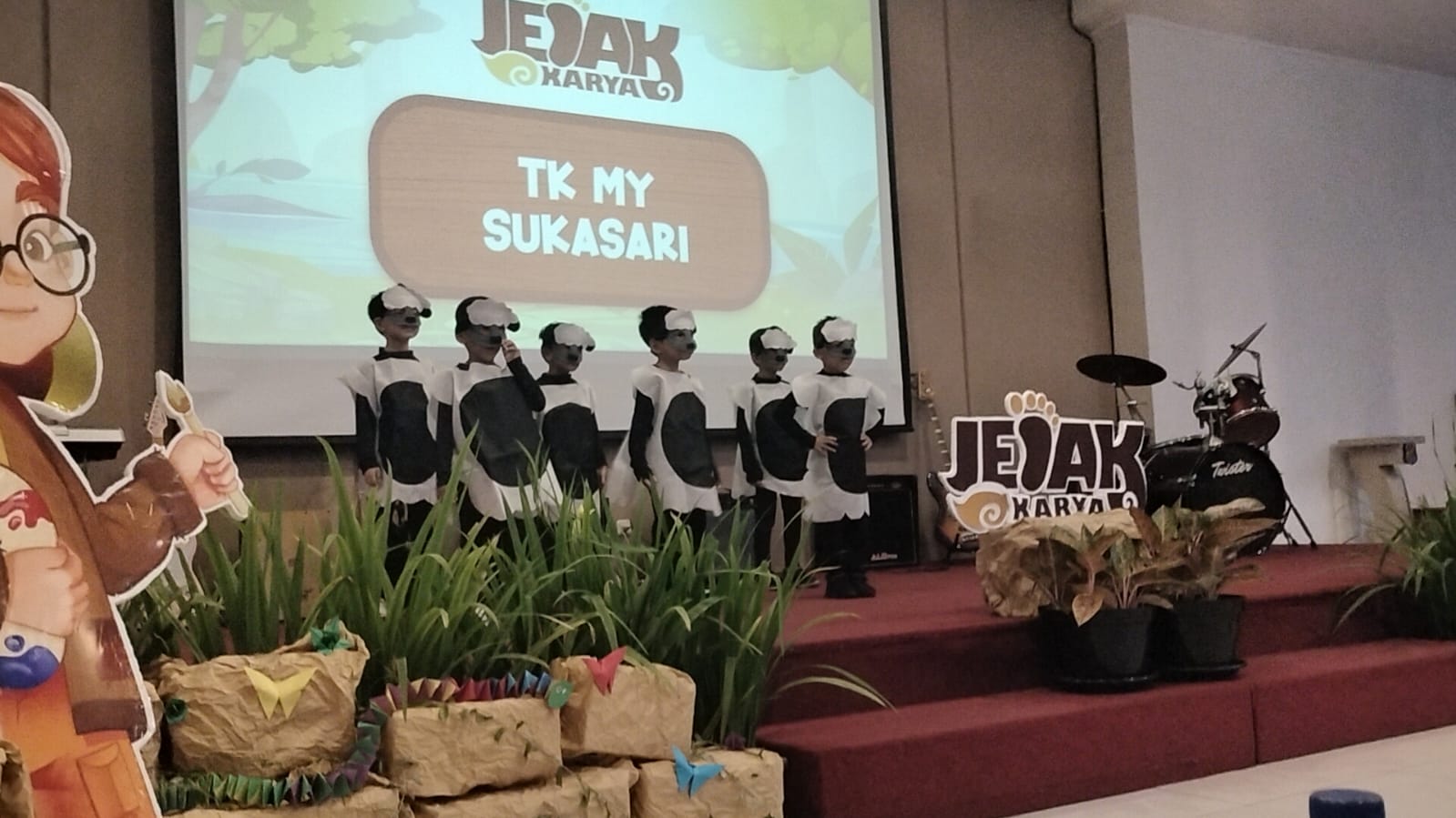 MENGIKUTI KEGIATAN DI ACARA GELAR KARYA SMK GRAFIKA MARDI YUANA BOGOR
