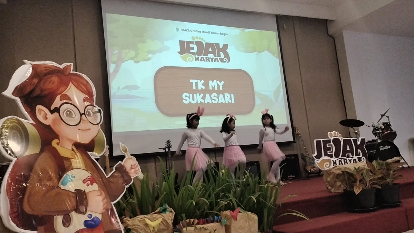 PARTISIPASI  TARIAN DARI TK MARDI YUANA BOGOR DI ACARA GELAR KARYA SMK GRAFIKA
