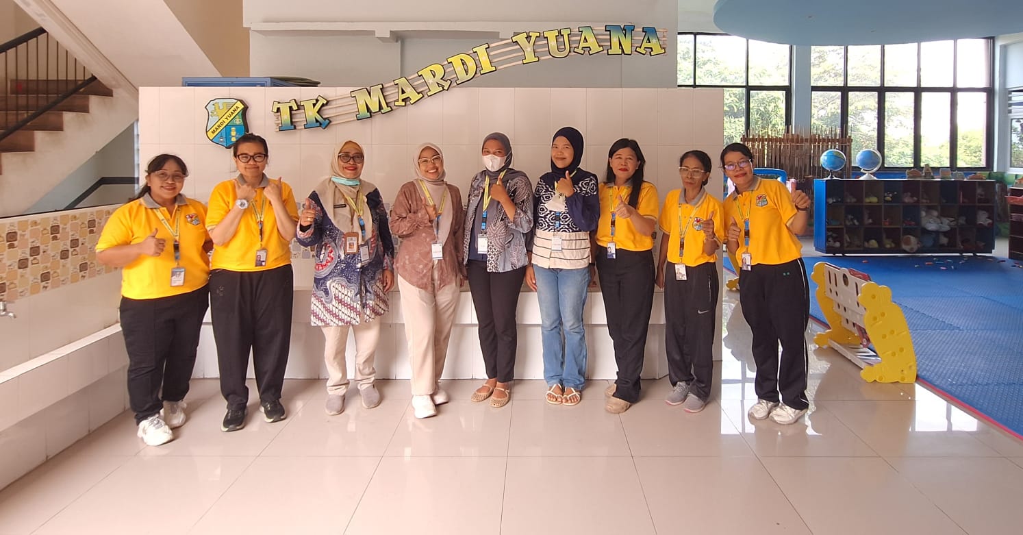 Foto Bersama Petugas Puskesmas Saat Melakukan Cek THT Murid TK Mardi Yuana Bogor