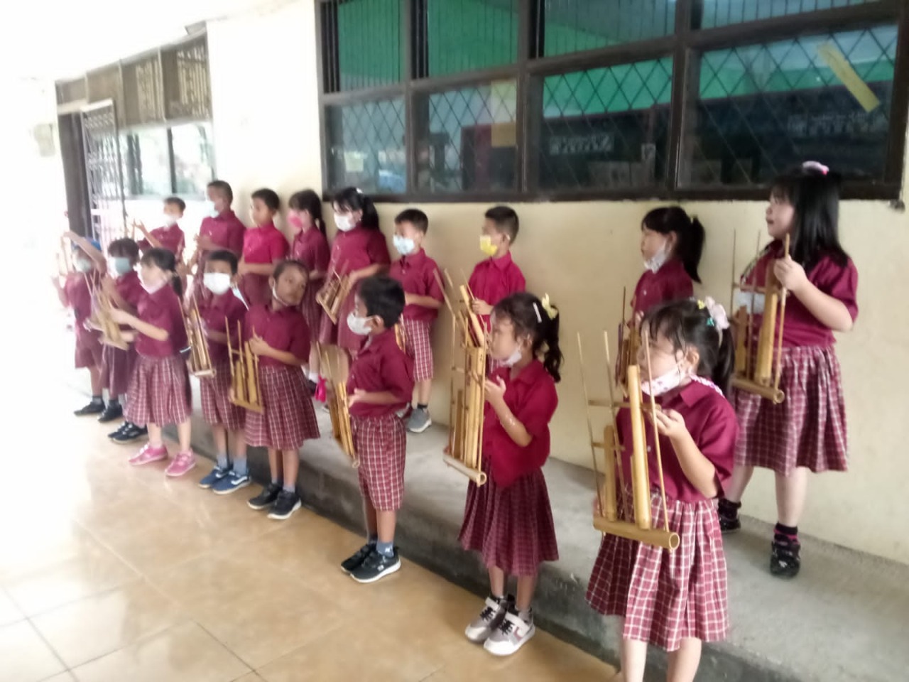 Bermain angklung