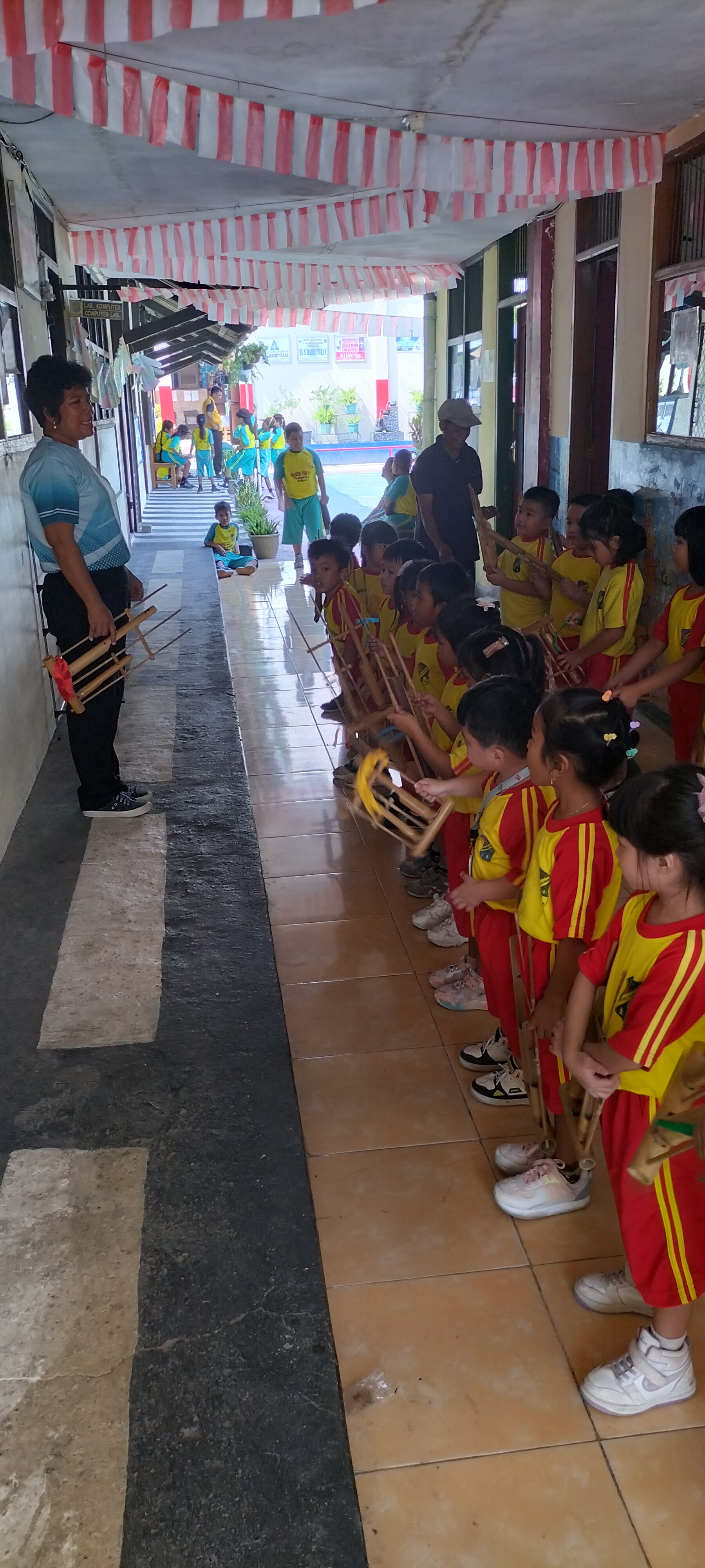 Kegiatan Bermain Angklung