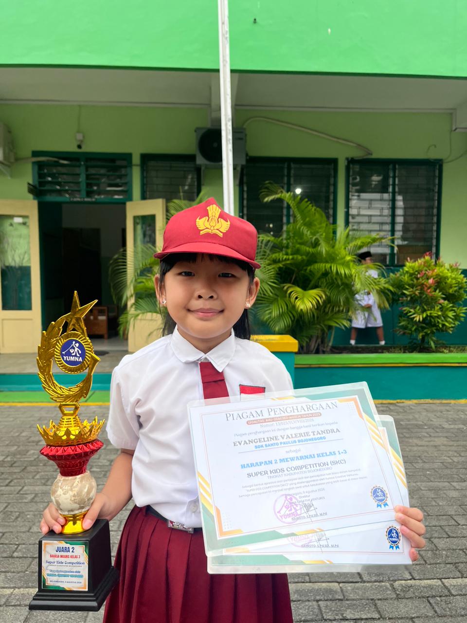 Evangeline Valerie Tandra meraih prestasi juara 2 Bahasa Inggris kelas 3 dan harapan 2 mewarnai kelas 1-3